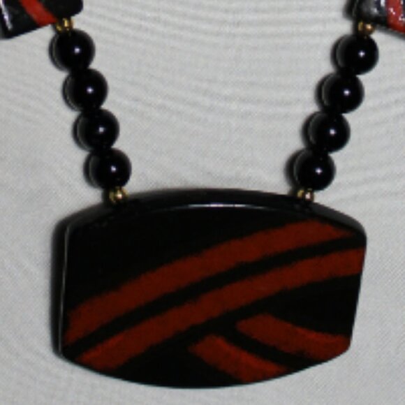 Vintage Bakelite Black & Red Pendant Necklace - Picture 6 of 8